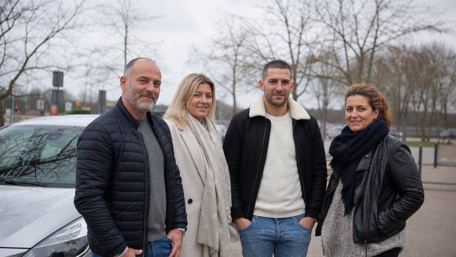 Deux enseignants d'auto-école échangeant sur la progression partagée d'un même élève au bureau