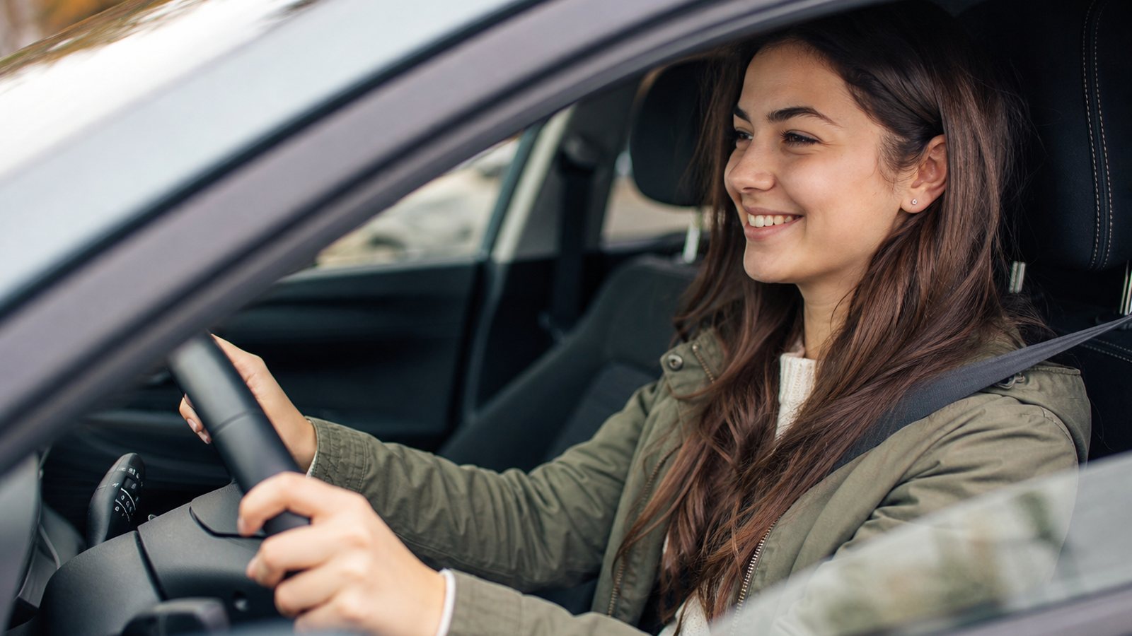 Élève de conduite souriant en découvrant sa progression affichée après une leçon réussie