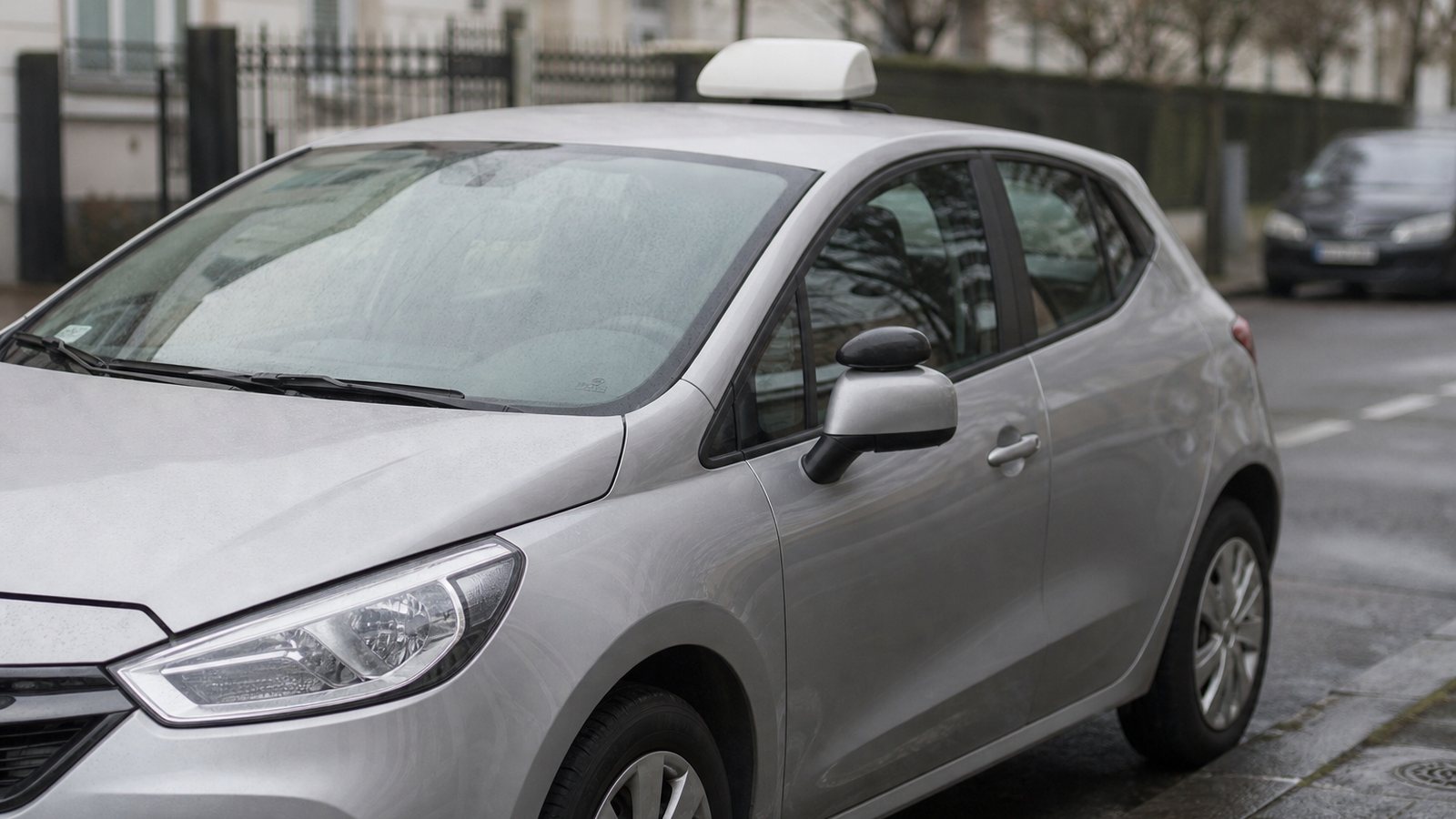 Voiture d'auto-école immobilisée sur une place de parking après l'annulation d'une leçon